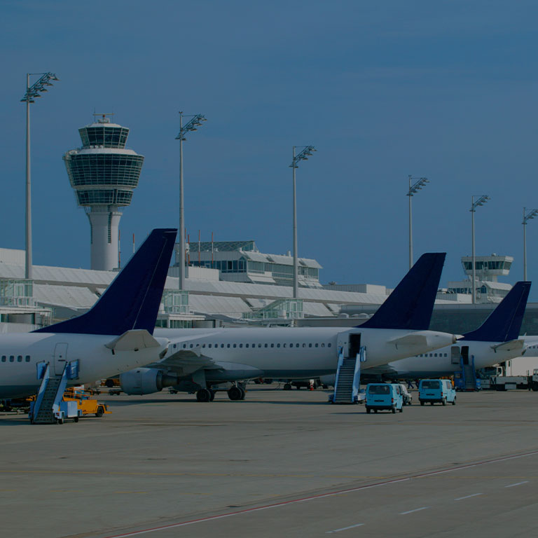 Mehrere Flugzeuge stehen an einem Flughafen.